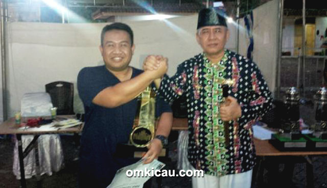 Om Gustiawan (kiri) bersama Sultan Muda Banten