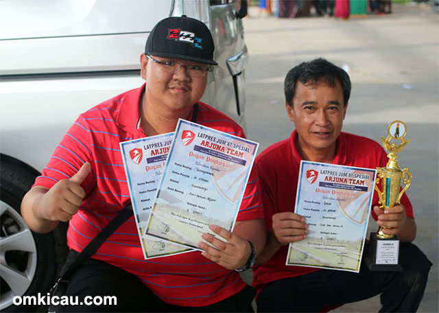 Latpres Arjuna Team - M Adrian (kiri): Juara 1 anis merah dan juara 2 lovebird.