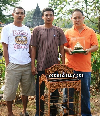 Bambang Honda bersama Hipnotis & Trophy Mahkota Raja