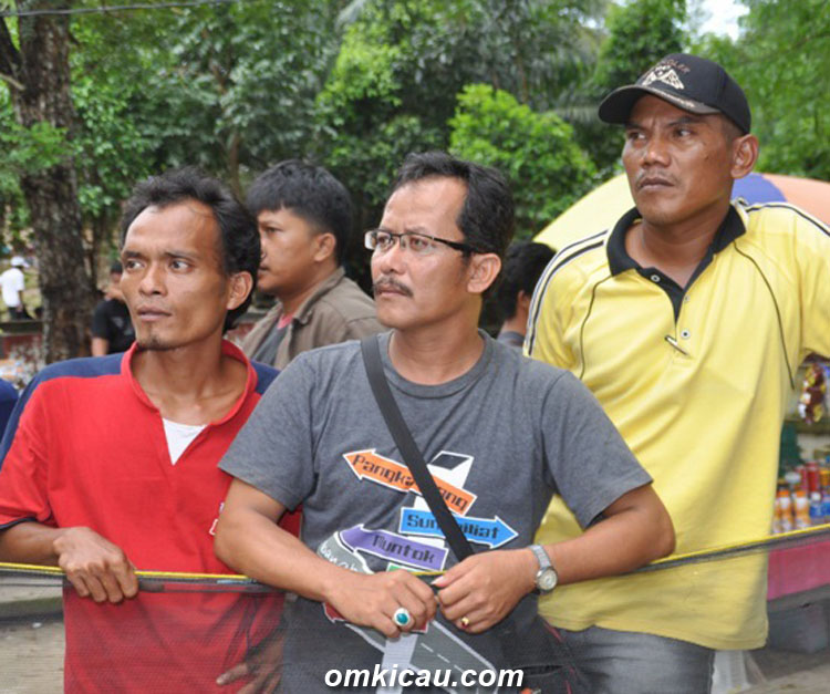 Syaiful, Johan, dan Wardok: Dukungan tiada henti (foto: Adry Riady)