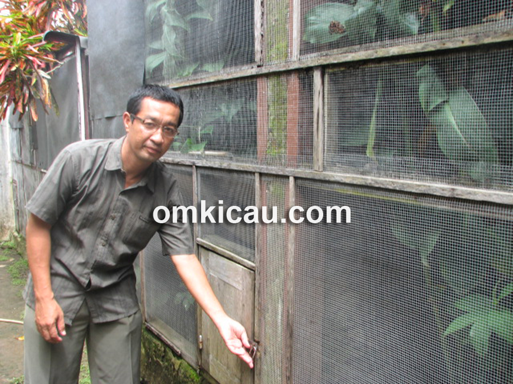 Hery di depan kandang penangkaran anis kembang.