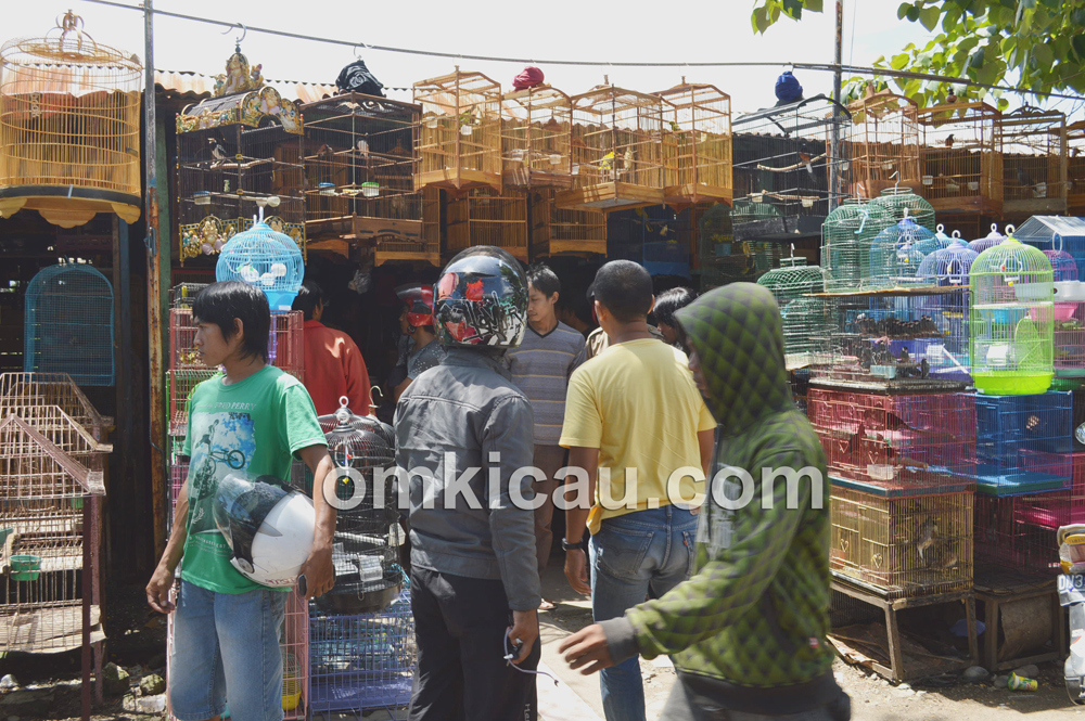 Suasana Pasar Hobby Toddopuli Makassar. (Foto: Om Pay)