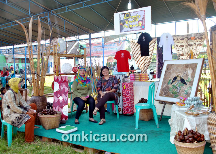 Peserta pameran produk unggulan: Ada salak pondoh, lukisan, batik, dan lain-lain.