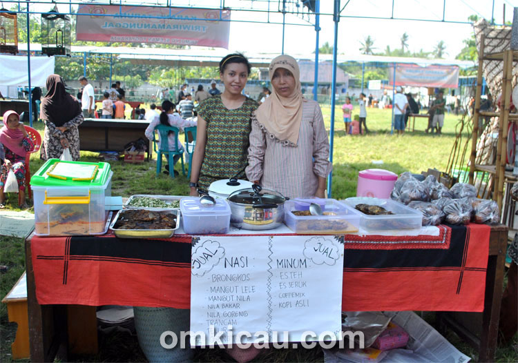 Warung warga menyediakan aneka menu makanan dan minuman khas.