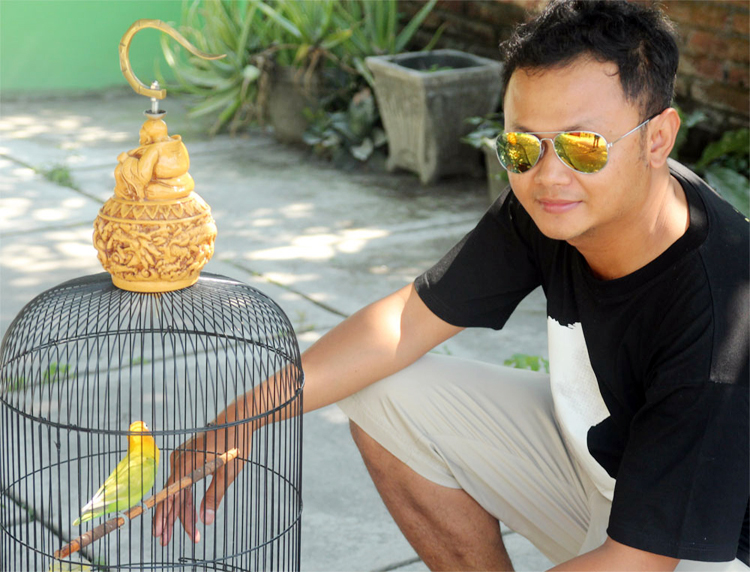 Puguh dan lovebird Liontin