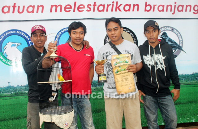 Rizal orbitkan lovebird Golden Boy