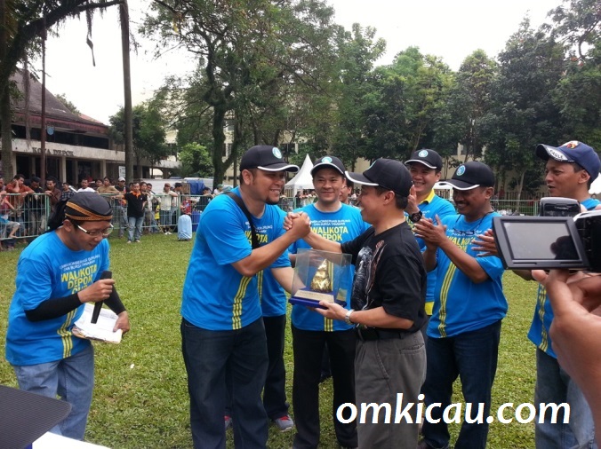 Penyerahan Piala dari Walikota Depok, Dr Ir H Nur Mahmudi Ismail MSc, kepada Ketua Panitia - Renan KM