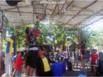 Peserta sedang menggantang lovebird