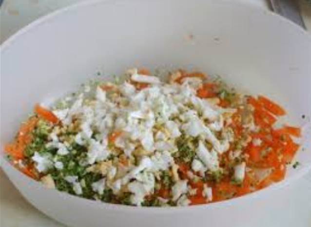 Campuran telur rebus, wortel dan brokoli sebagai pakan tambahan untuk parkit melewatkan masa mabungnya