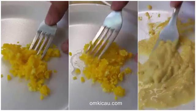 Kuning telur dan pakan lolohan dicampur dan diaduk hingga menjadi bubur