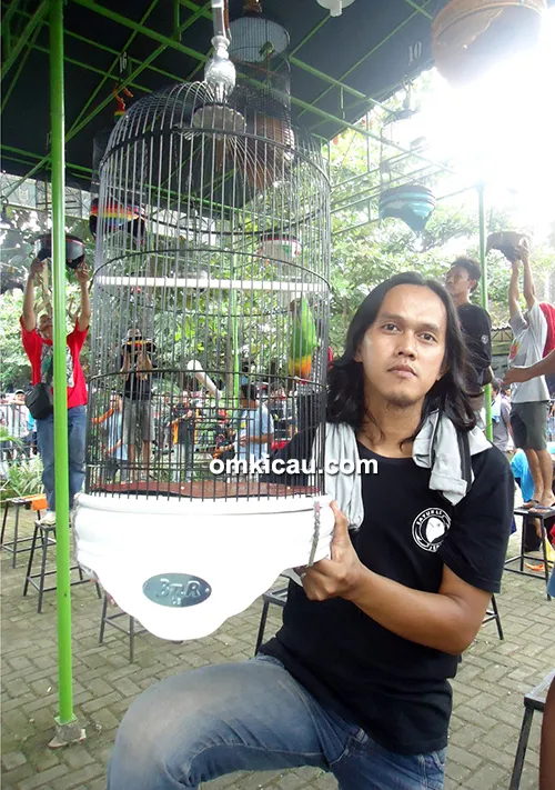 Om Fahroe dan lovebird Ora Umum