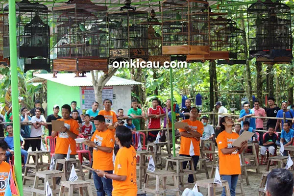 Lomba burung Anniversary GRB Mondokan Sragen
