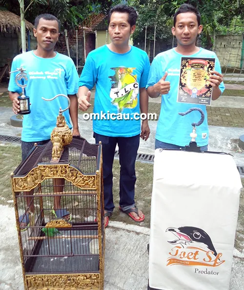 Om Aziz (Ceng Ceng Po SF) dan cucak hijau Srintil