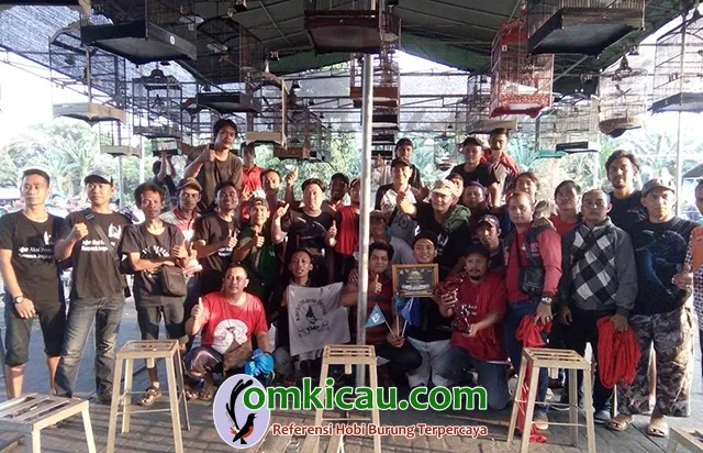 Komunitas Hitam Putih