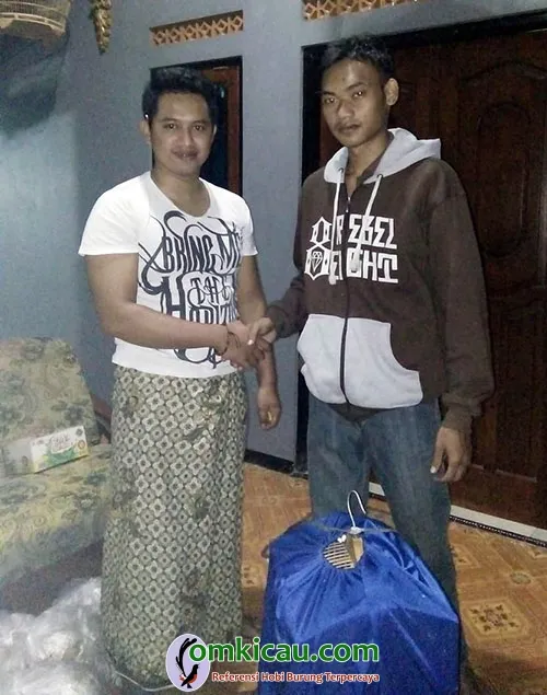 Om Malik Bersama Pembelinya