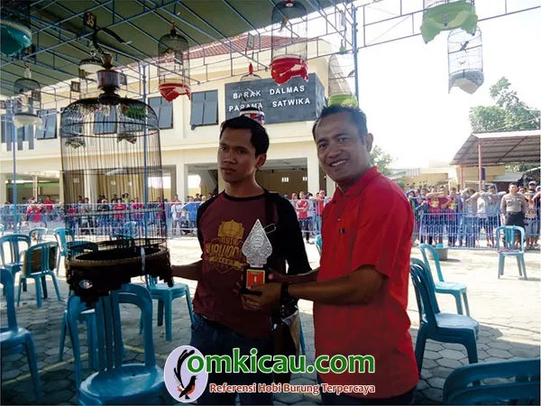 OM OCTHA RASTA DT PURWODADI AWARD 3 MENERIMA TROPHY DARI PAK WAKAPOLRES SEBAGAI JUARA 1 LB A WAKA