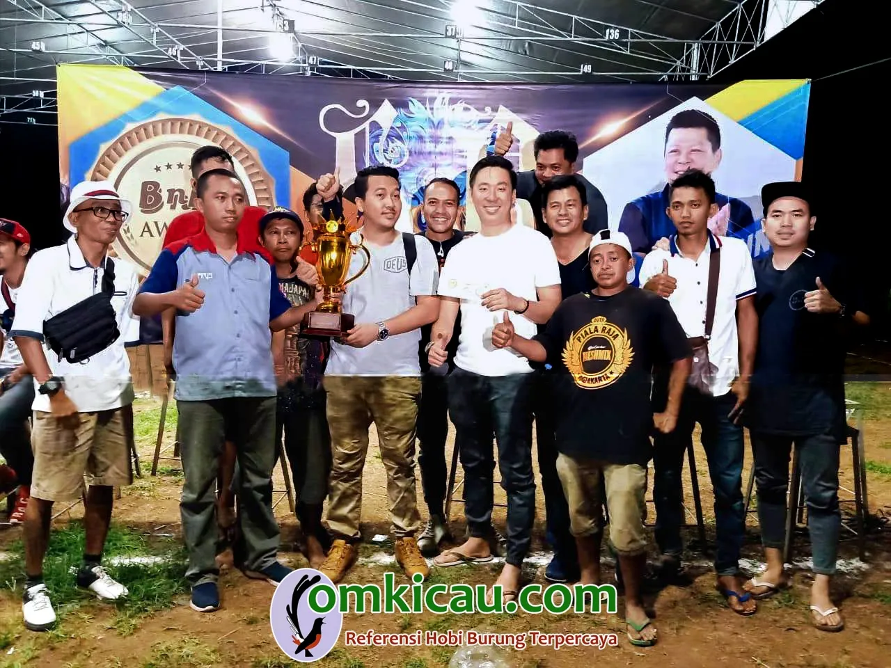 H. Aris Margono Menyerahkan Tropi Juara Umum SF Ke Kru Sien Ronny..