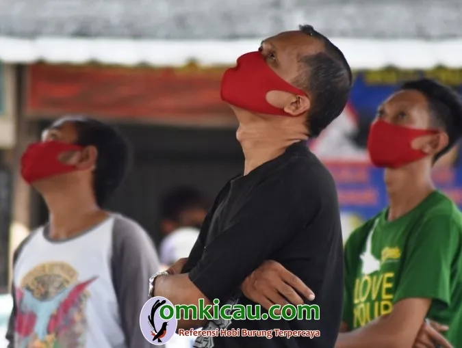 Tim Juri Yang Bertugas Wajib Menggunakan Masker.