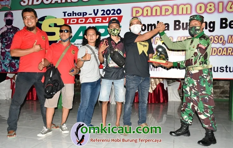 Abah Udin Menerima Tropi Cucak Hijau Terbaik.