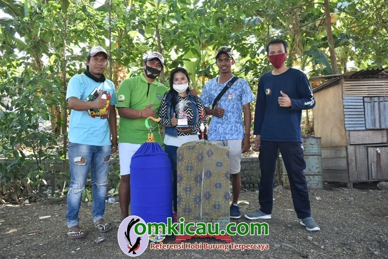 H Robby Kedua Dari Kanan Bersama The Chengngil Puas Dengan Penampilan Cucak Hijau Anak Emas