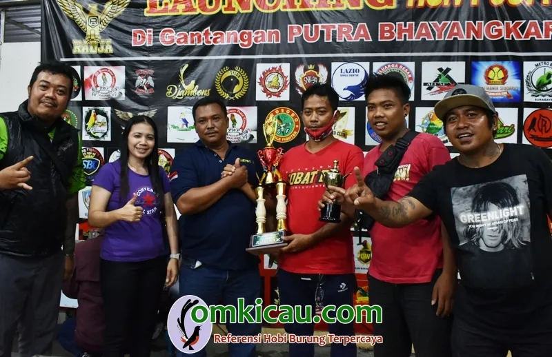 Om Djito Tiga Dari Kiri Menyerahkan Tropi Juara Umum Duta Sobat DF.