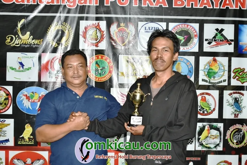 Om Yusuf Menerima Tropi Murai Batu Terbaik Yang Di Raih Diesel.
