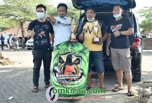 Om Danny Kedua Dari Kiri Boyong Dua Tropi Kemenangan Berkat Kerja Apik Sadewo.