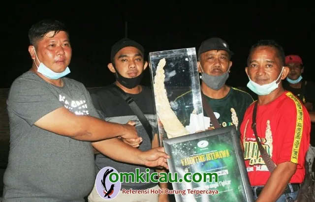 Om Alex Menerima Tropi Runner Up Juara Umum SF.