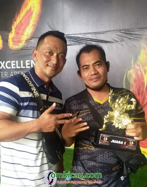Om Priyo Menyerahkan Langsung Tropi Kemenangan Naga Sakti.