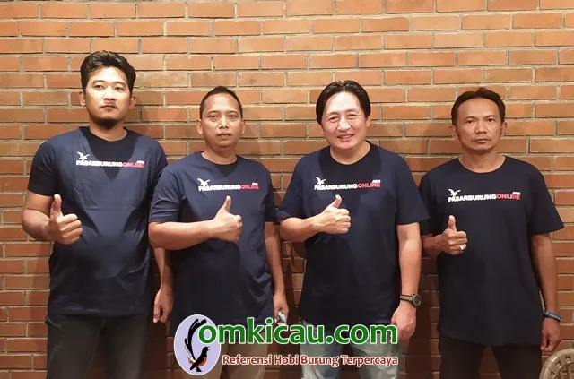 Om Wewe Kedua Dari Kanan Bersama Tim PBOL