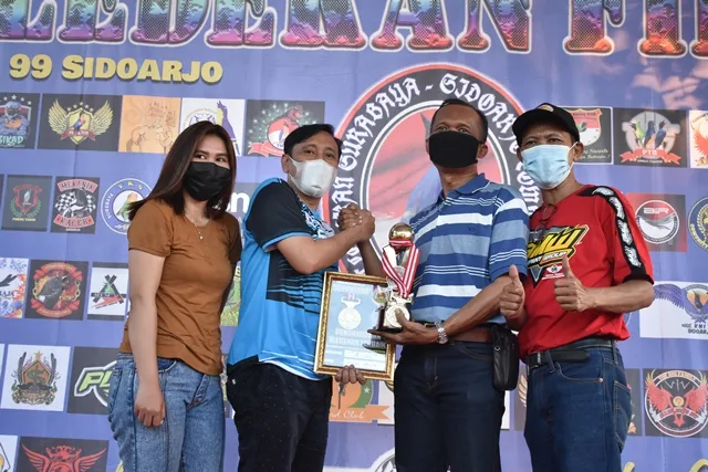 Abah Ayik Mendapatkan Penghargaan Tledekan Terbaik Berkat Kerja Apik Lexi.