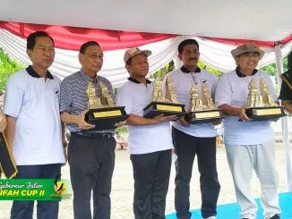 Pemberian Kenang Kenangan Tropi Khofifah Cup 2