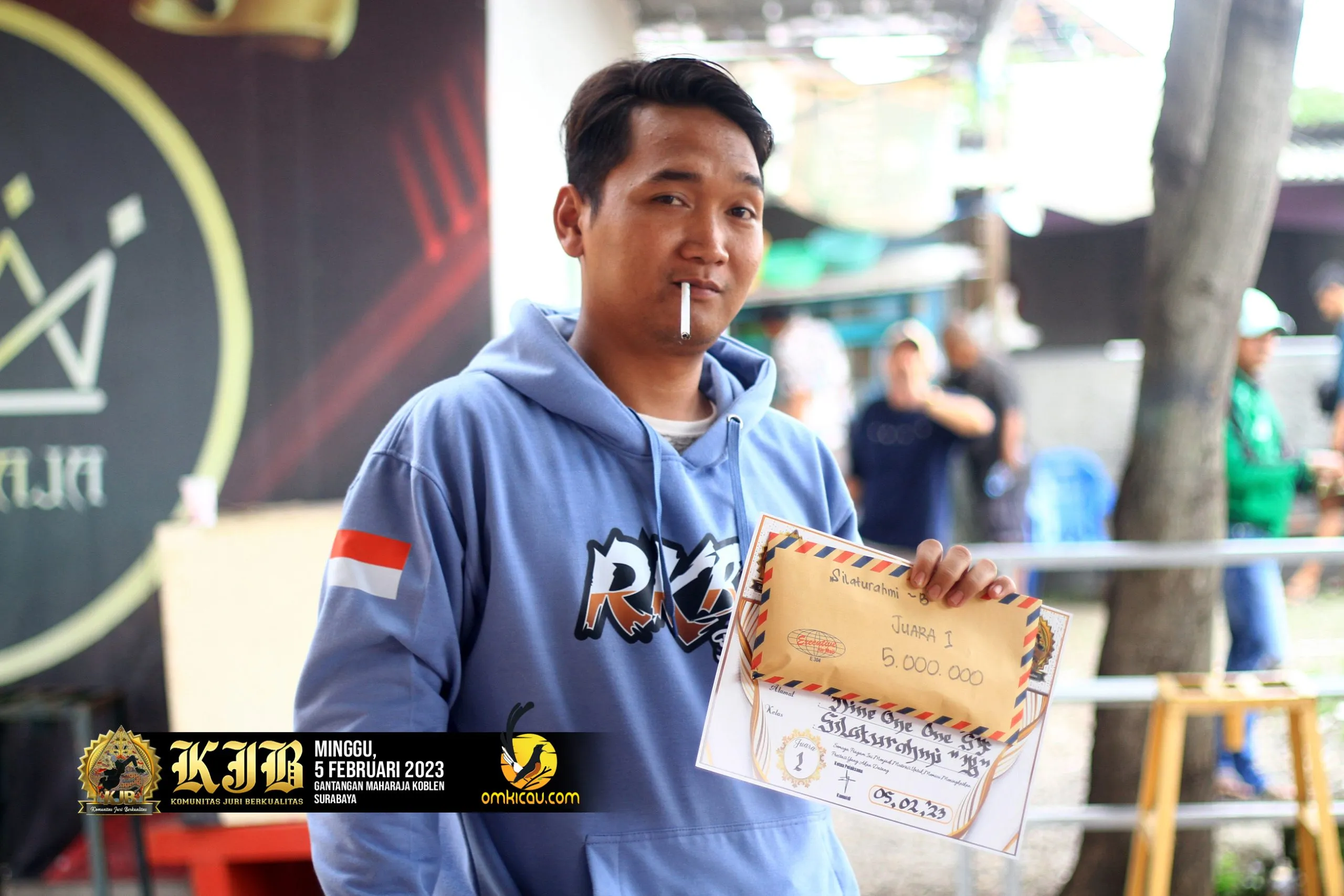 Budi Dengan Hadiah Dan Piagam Badui Juara 1 Sesi B Scaled
