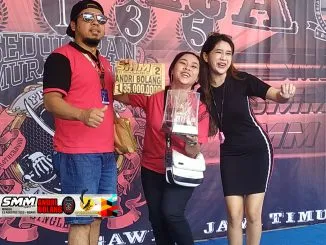Umi Terima Hadiah Dan Tropi Pertiwi Juara 1 Sesi Andri Bolang Tiket 5.5 Juta Rupiah
