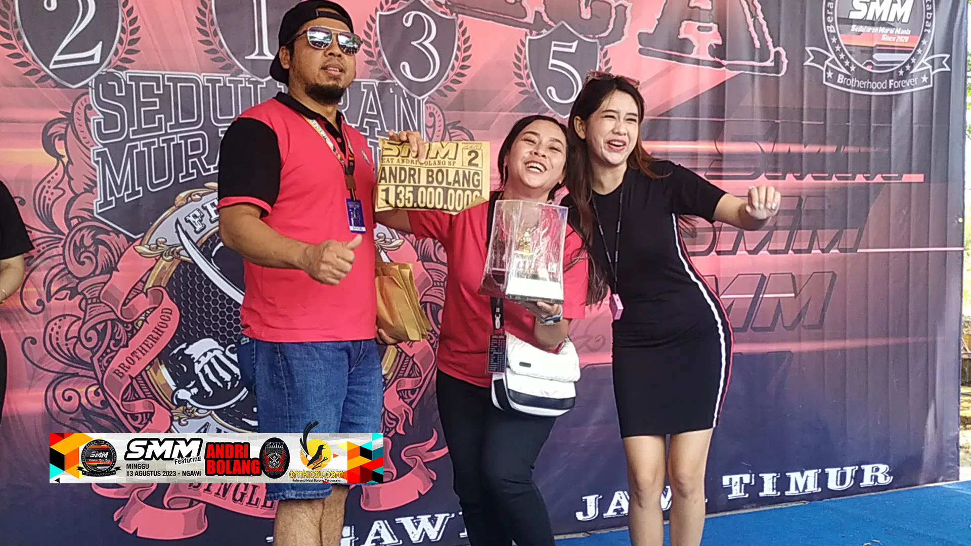 Umi Terima Hadiah Dan Tropi Pertiwi Juara 1 Sesi Andri Bolang Tiket 5.5 Juta Rupiah